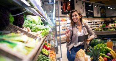 Hasta qué hora está abierta la tienda de alimentos más cercana